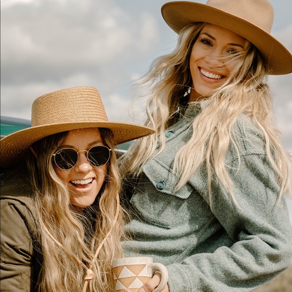 Meet your Posher, CaitlinBrooks - Picture 1 of 2